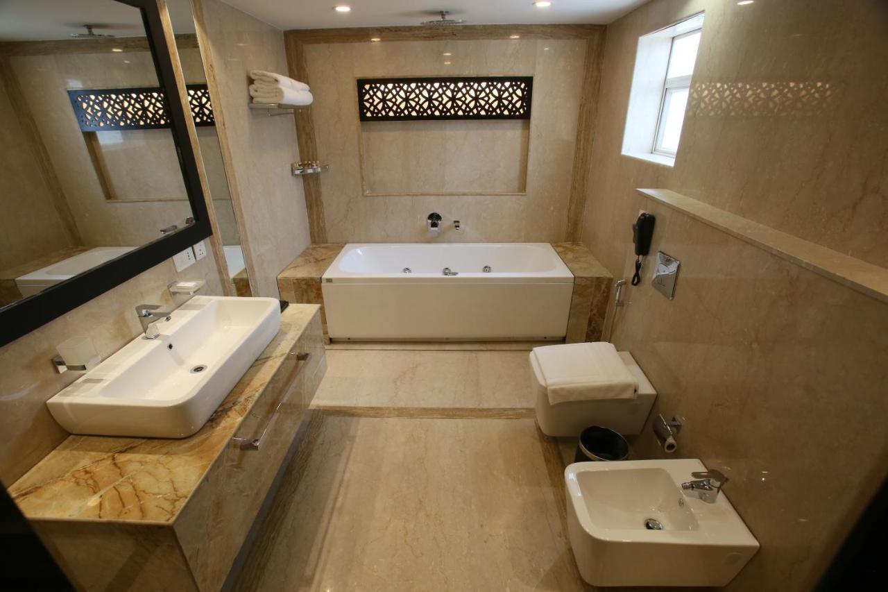 Vivin Luxury Suites Thiruvananthapuram Exteriör bild
